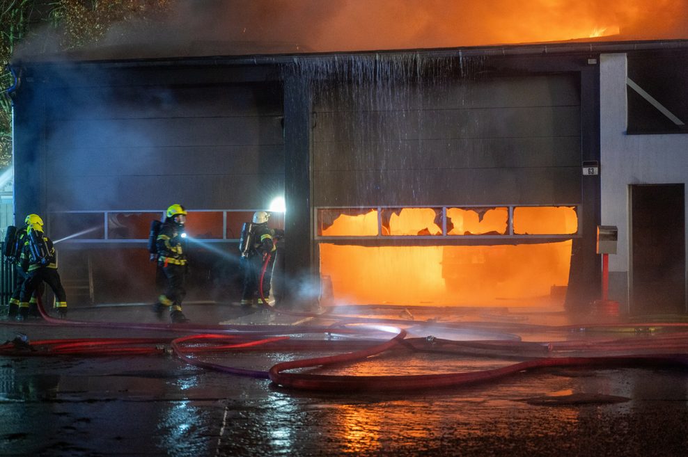 Bis in die frühen Morgenstunden kämpfen Einsatzkräfte gegen einen Brand einer Halle im Landkreis Stormarn