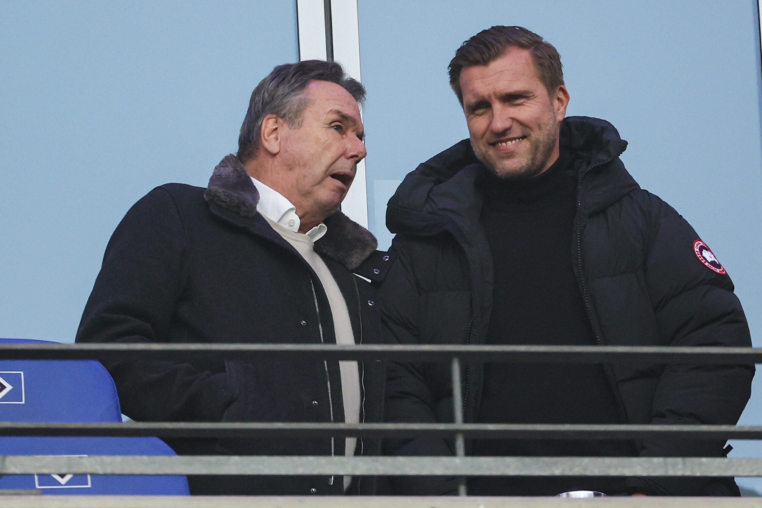 Heribert Bruchhagen neben Markus Krösche auf der Haupttribüne des Volksparkstadions