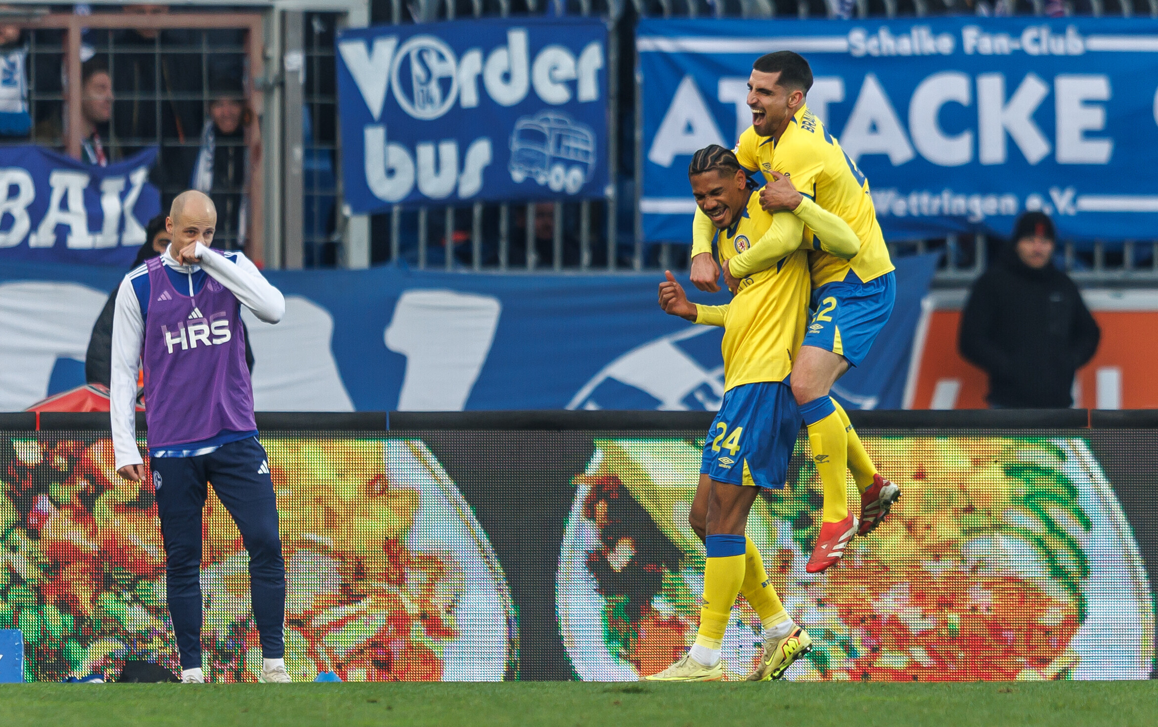 Sidi Sané bejubelt mit Fabio di Michele Sanchez sein Tor