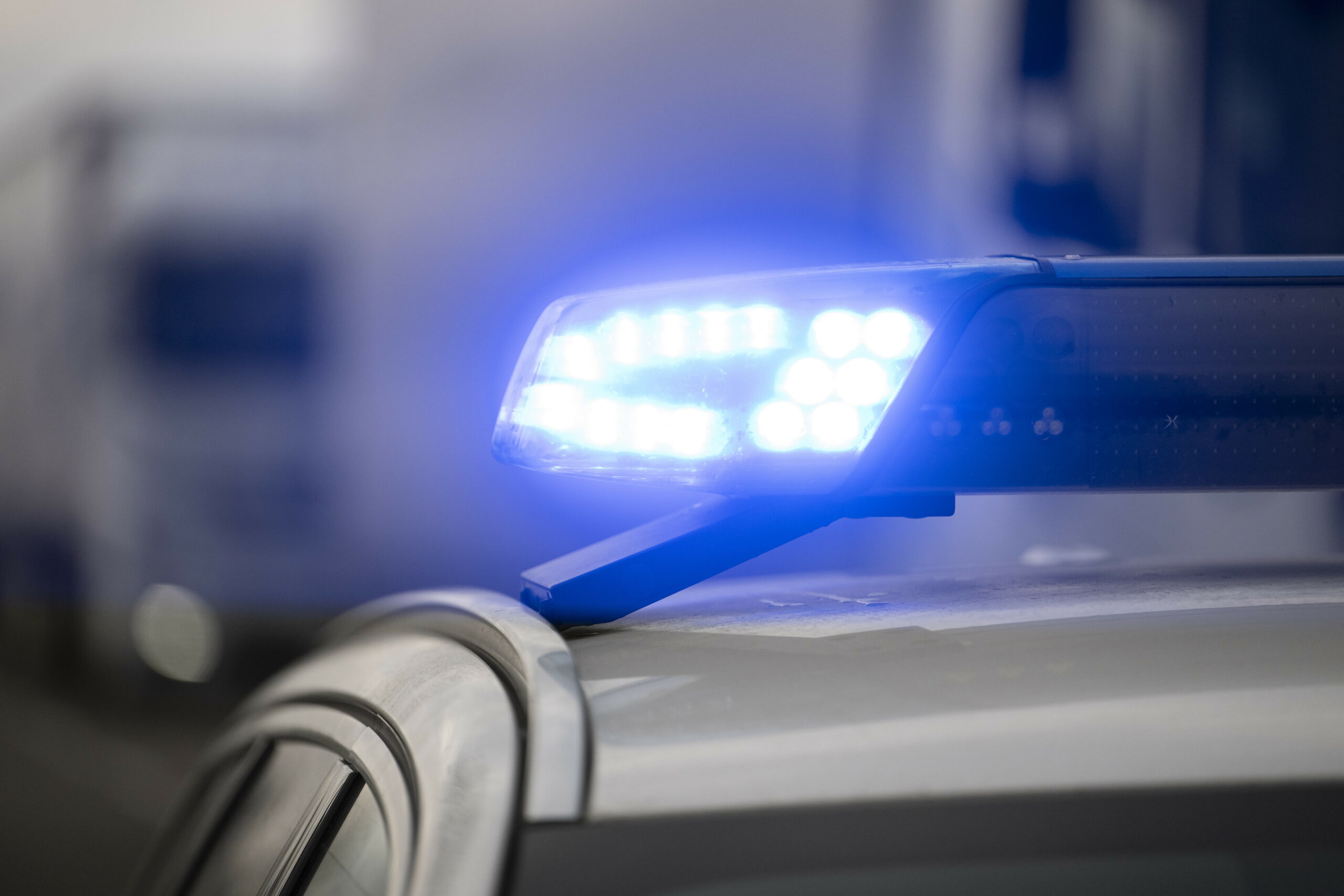 Ein Blaulicht auf einem Polizeiwagen