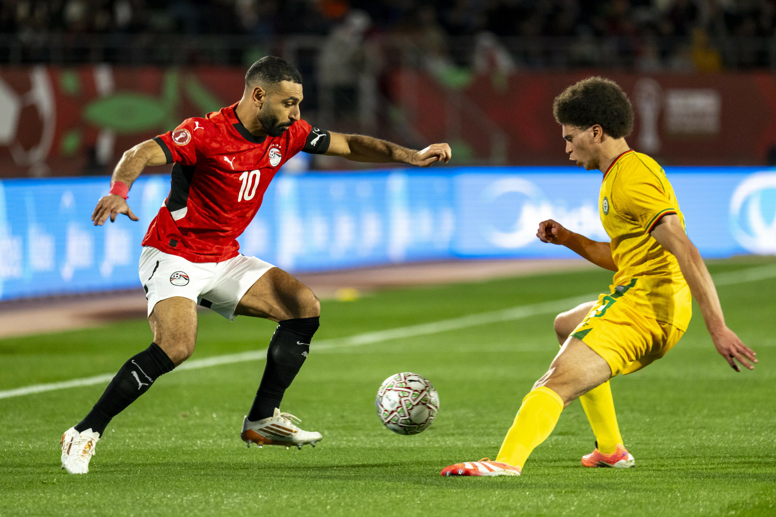 Mohammed Salah im Kampf um den Ball mit Jonah Fabisch