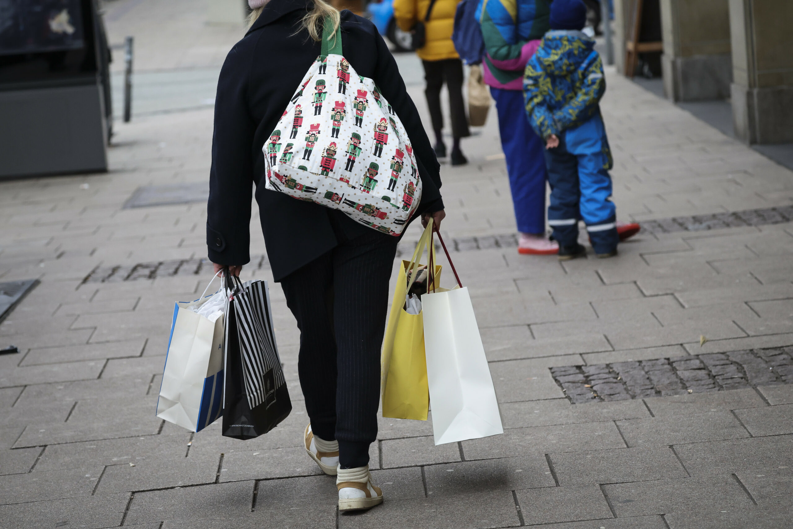 Passanten sind mit ihren Weihnachtseinkäufen auf der Mönkebergstraße in der Innenstadt unterweg.