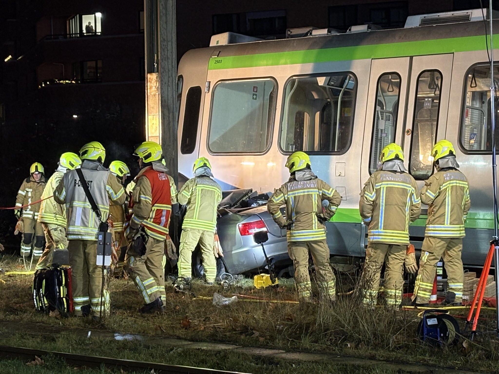 Am Montag kollidierte die Straßenbahn in Hannover mit einem Auto.