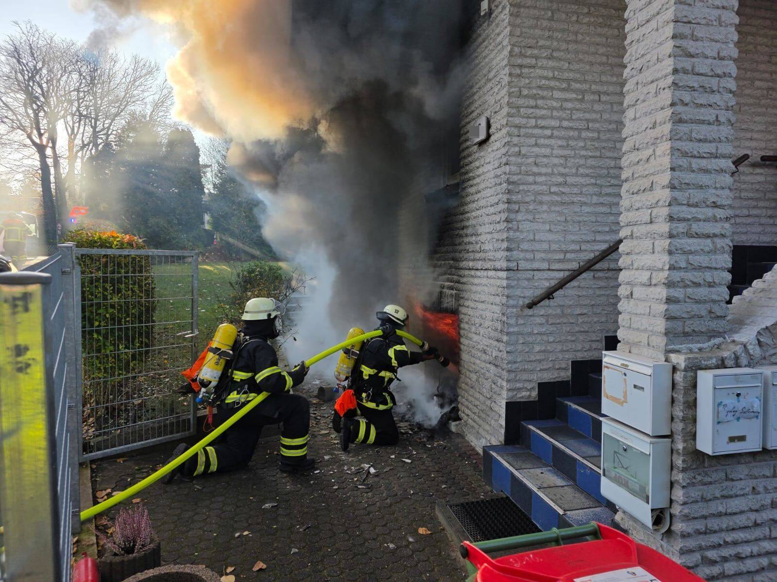 Feuerwehrleute bekämpfen die Flammen im Keller des Wohnhauses.