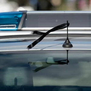 Ein Streifenwagen mit Trauerflor. (Symbolbild)