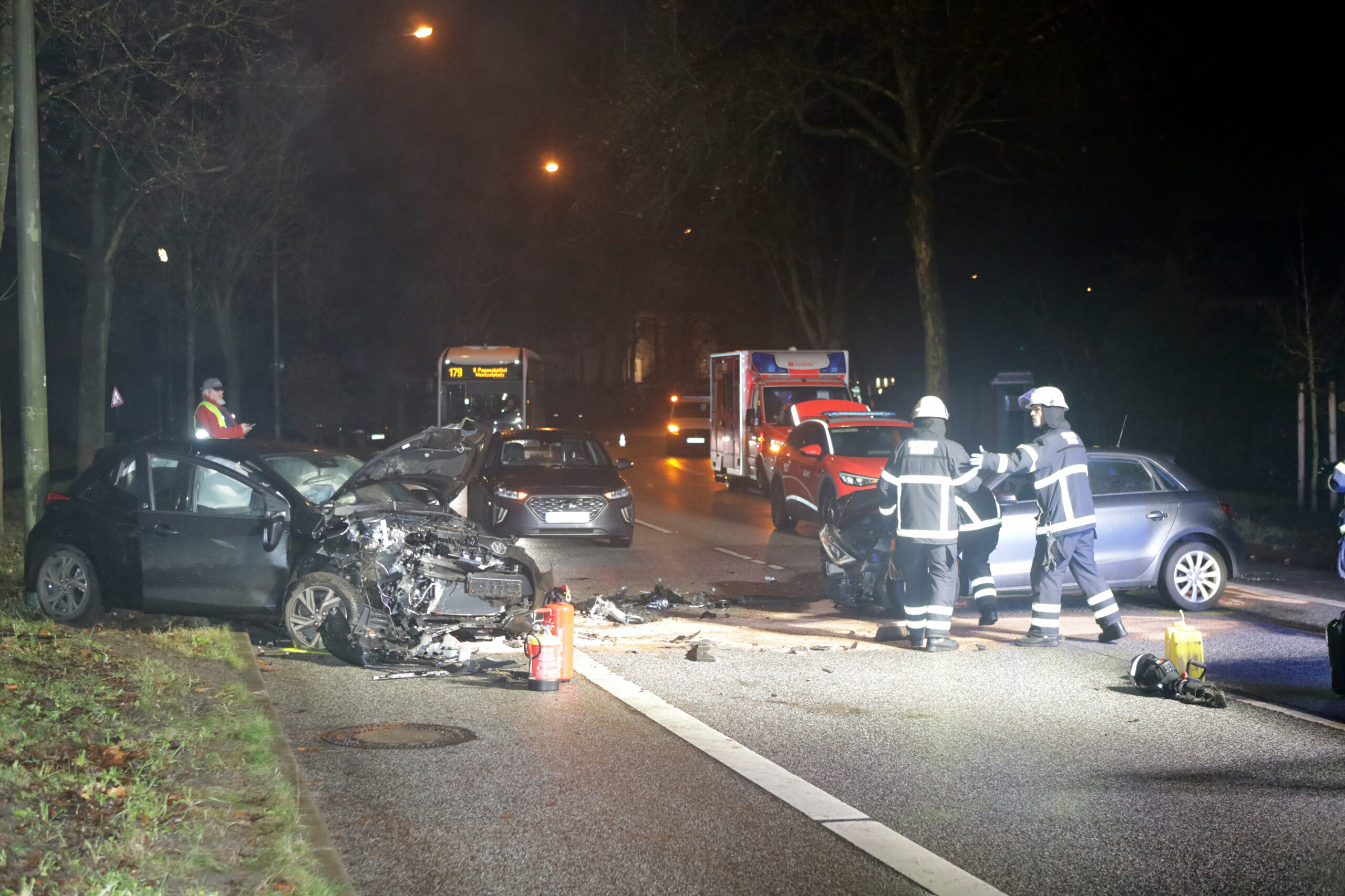 Bei einem schweren Unfall in Poppenbüttel wurden vier Personen verletzt.