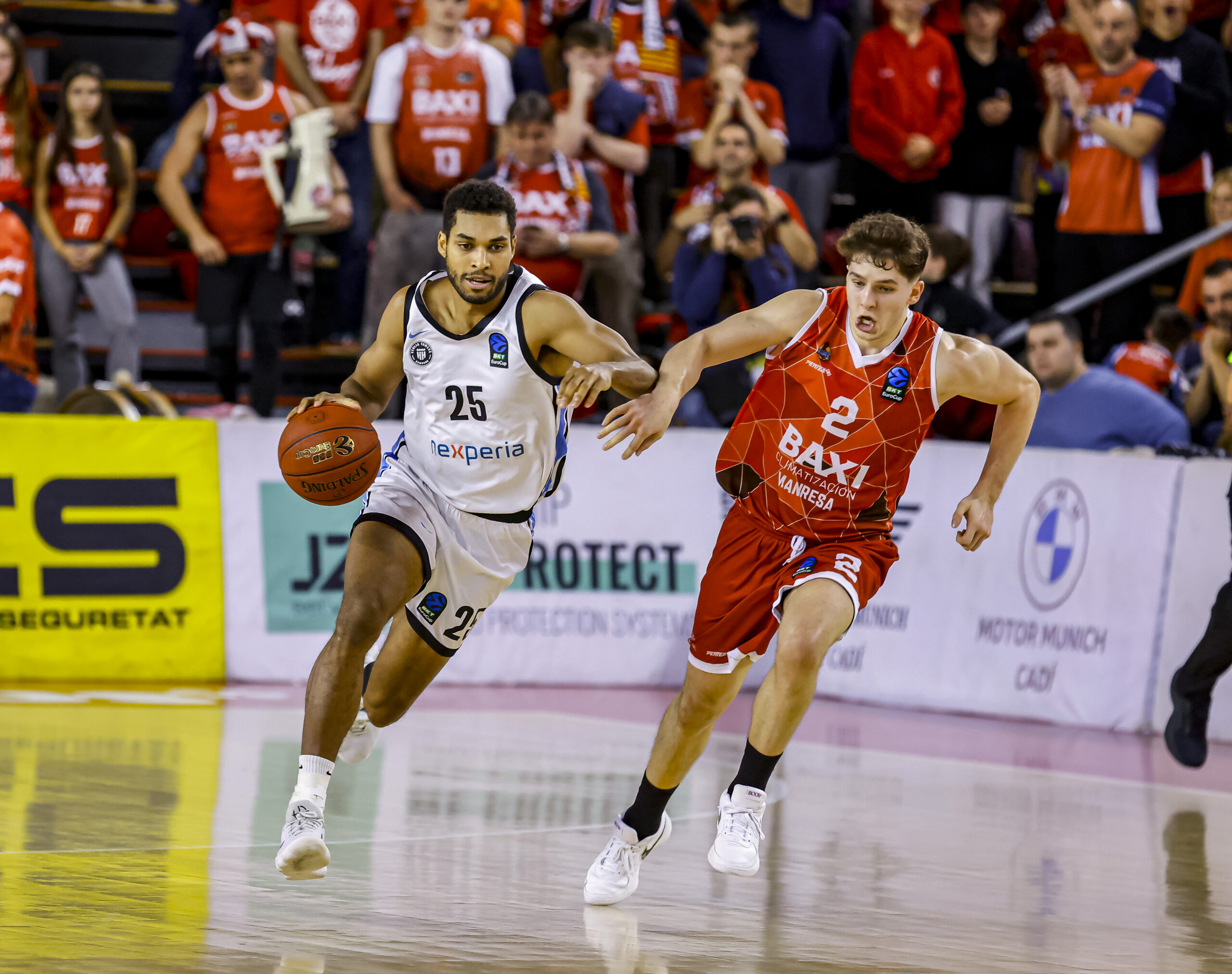 Kenneth Ogbe im Angriff gegen Hugo Benitez