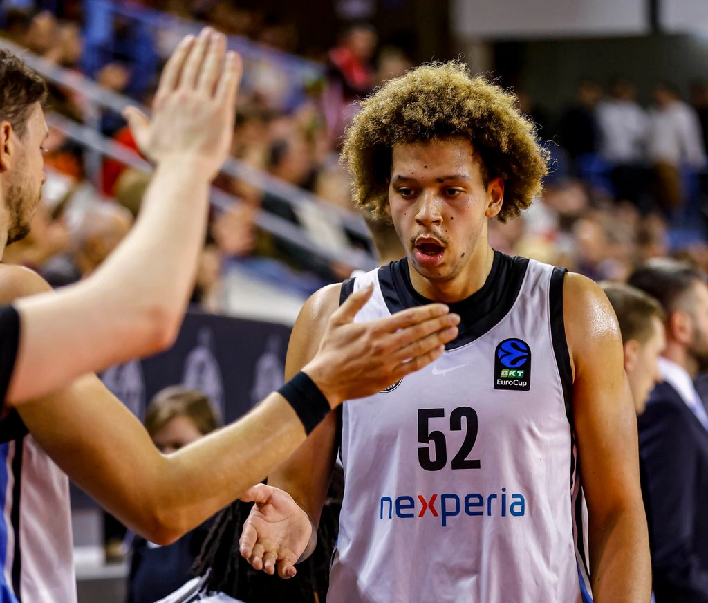 Towers-Punktesammler Zacharie Perrin erhält die Glückwünsche seiner Mitspieler.