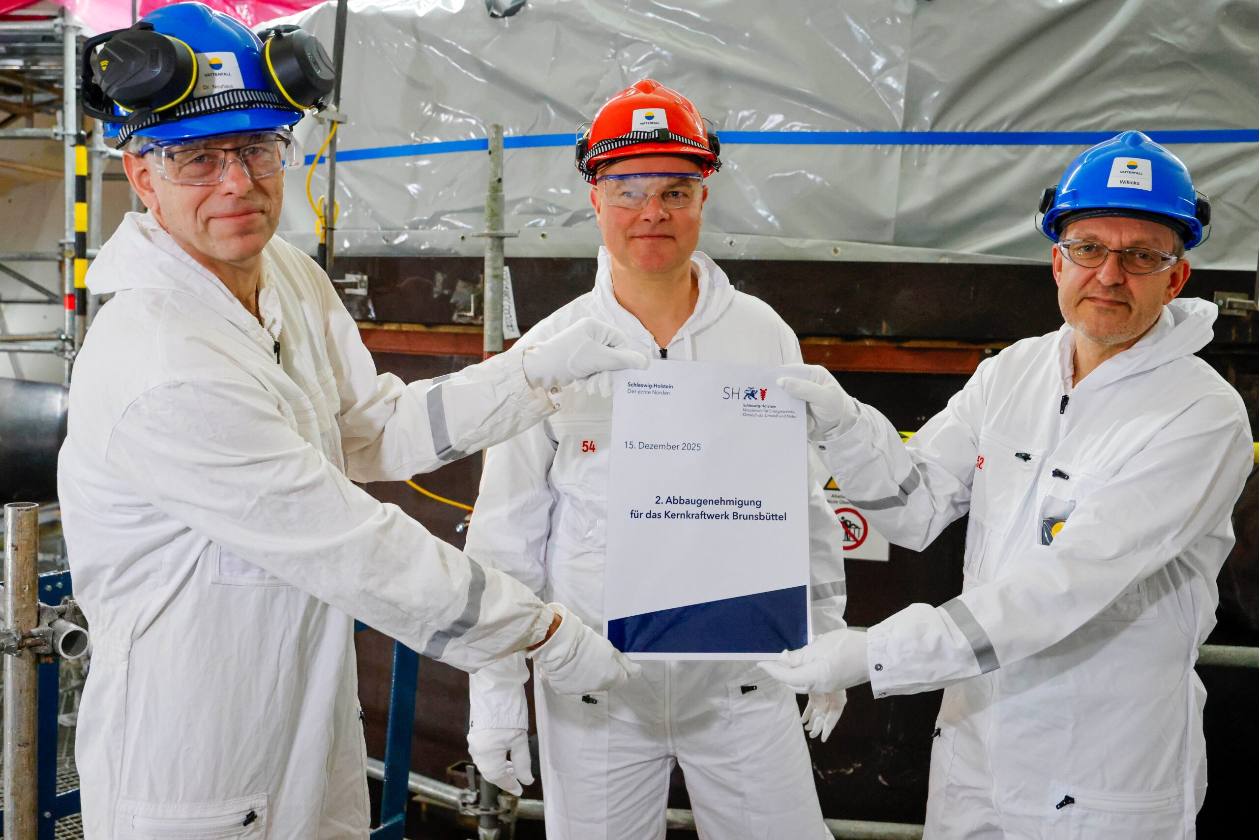 Umweltminister Tobias Goldschmidt (M., Grüne) hat die zweite Abbaugenehmigung für das AKW Brunsbüttel an Ingo Neuhaus (l.) von der Betreibergesellschaft Vattenfall und den Kraftwerksleiter Markus Willicks übergeben.