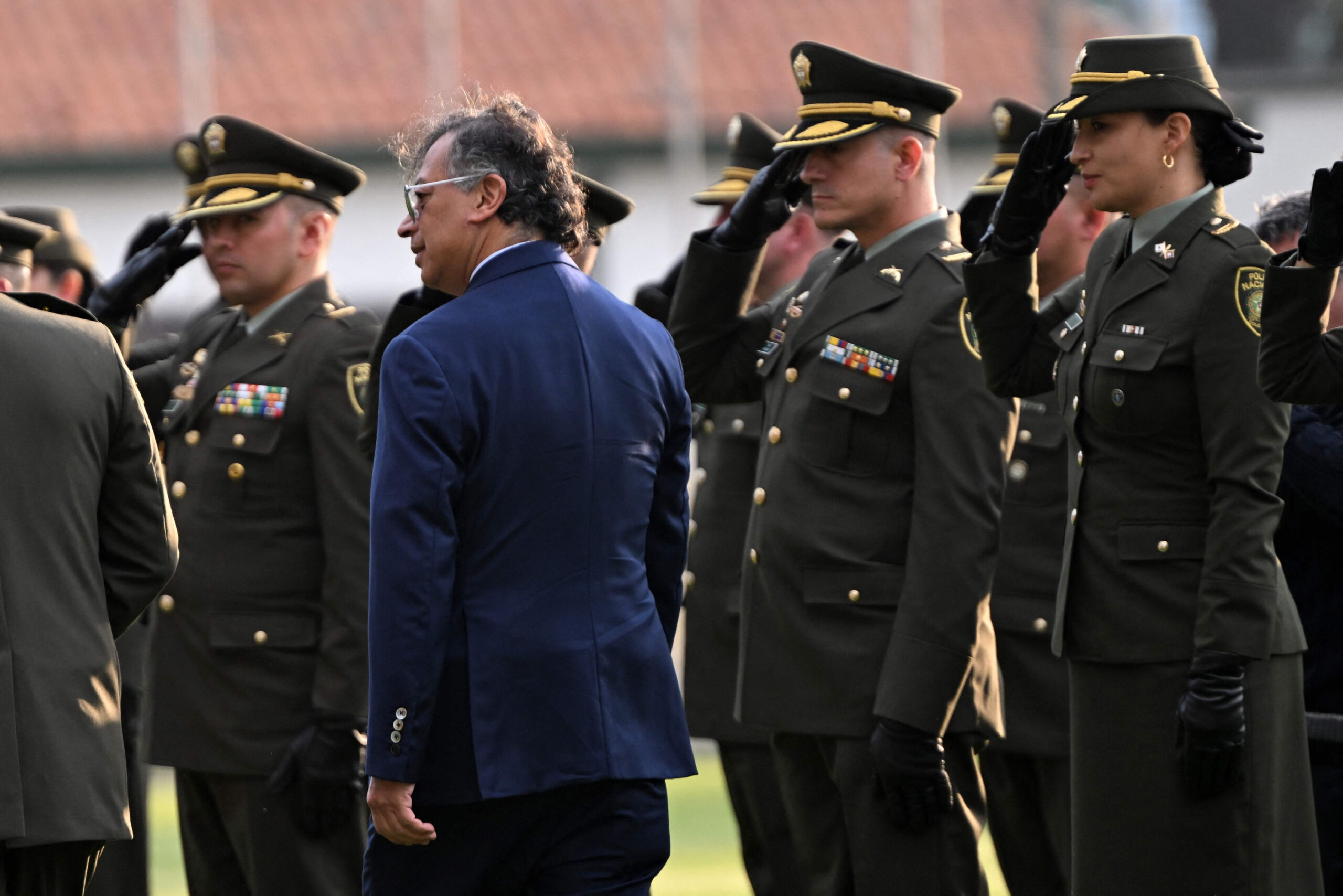 Kolumbien Präsident Gustavo Petro mit Militärs-