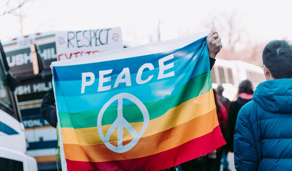 Bunt-symbolstark-angesagt-Darum-weht-jetzt-auf-jeder-Party-ein-neuer-Wind