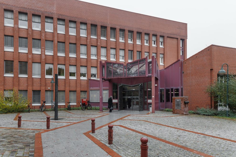 Blick auf den Eingangsbereich des Amtsgerichts Norderstedt.