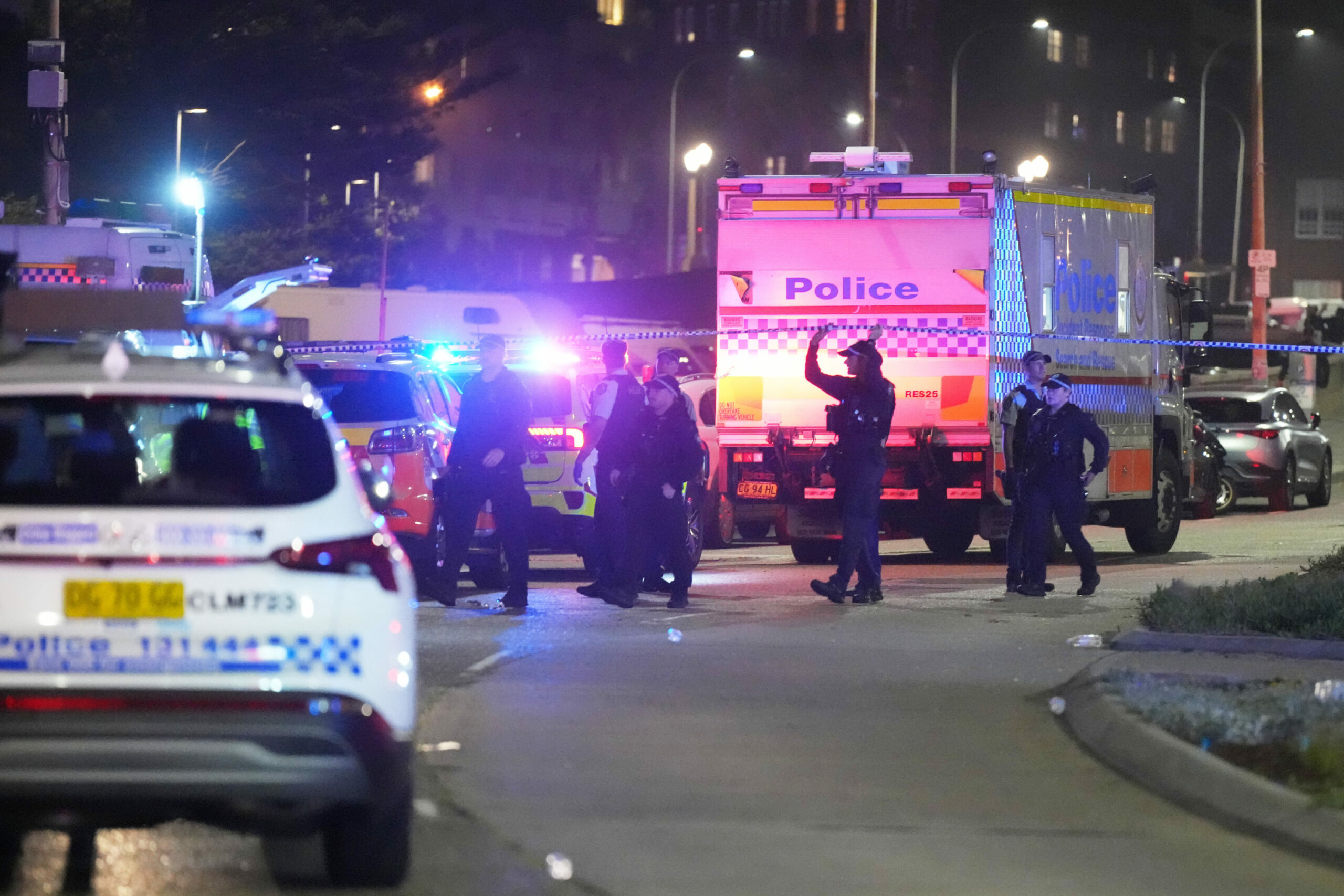 Nach dem tödlichen Terroranschlag auf jüdische Feiernde am Bondi Beach in Sydney laufen die Ermittlungen.