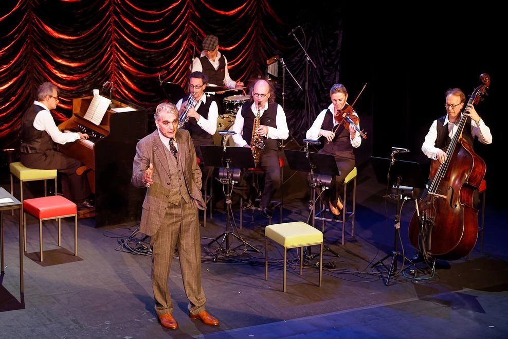 Kongenial unterstützt wird Walter Sittler von der Band Sextanten.