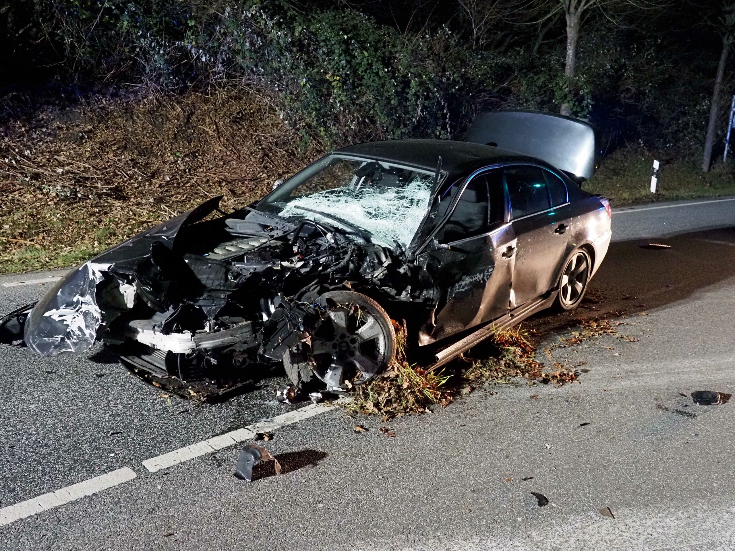 Schwerer Unfall in Lübeck. BMW kracht in an Ampel stehendes Fahreug und schleudert in 100 Meter weit weg.