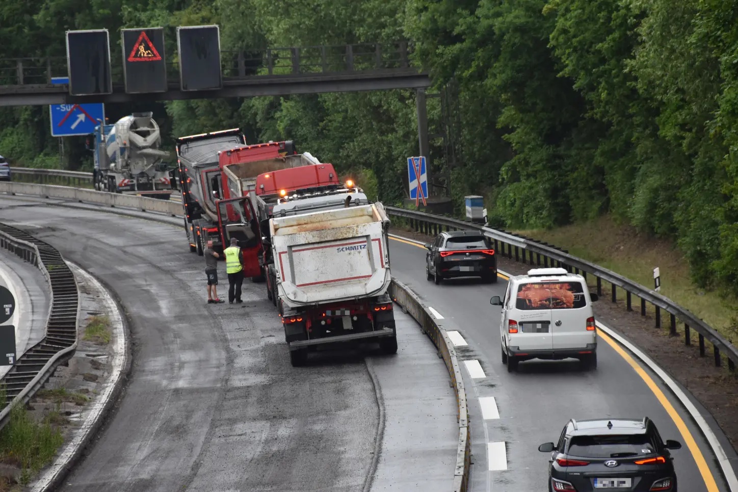 Im Juni 2025 waren die Bauarbeiten zwischen den Anschlussstellen Pinneberg-Nord und Halstenbek/Rellingen in Richtung Hamburg noch in vollem Gange. Aber schon Anfang Juli wurden sie beendet, die Baustelle wechselte auf die gegenüberliegende Seite.