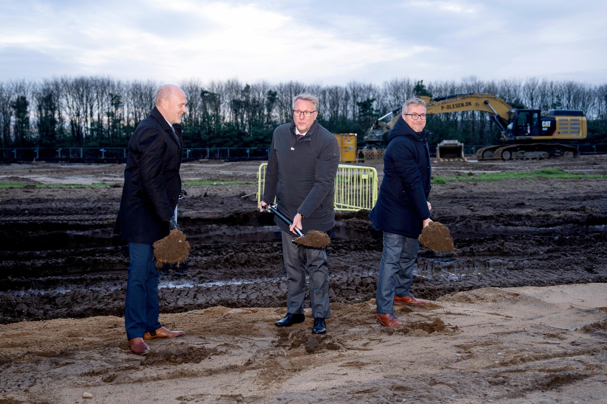 Raketen-Treibstoff für die Ukraine: Der dänische Wirtschaftsminister Morten Boedskov (M.), der Bürgermeister der Gemeinde Haderslev, Mads Skau (l.), und der Direktor von Fire Point in Dänemark, Vyacheslav Bondarchuk, beim ersten Spatenstich für die Fabrik.