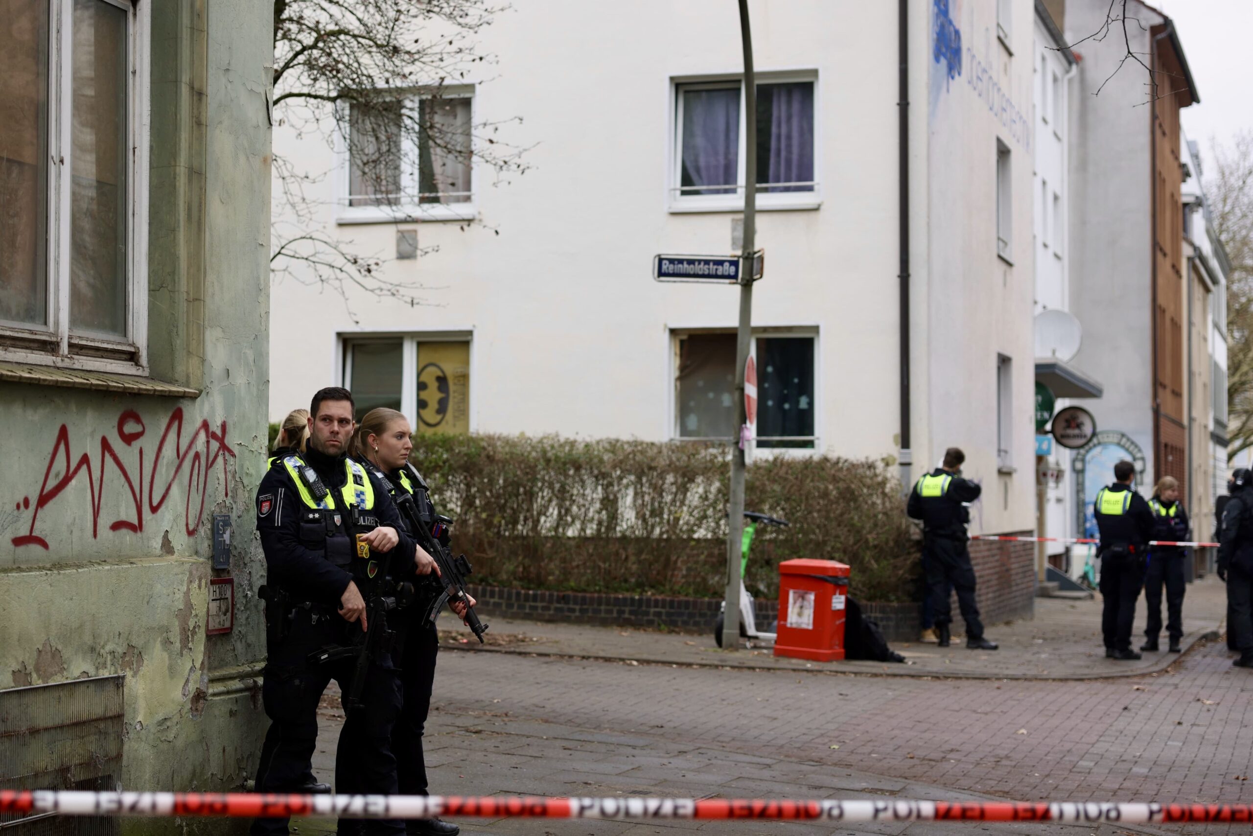 Bedrohungslage im Harburger Phoenix-Viertel: Polizisten sichern die Umgebung des Tatortes.