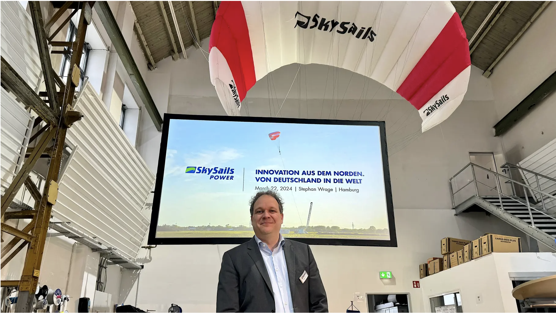 Sky-Sails-Chef Stephan Wrage mit Öko-Flugdrachen am Firmensitz in Hamburg.