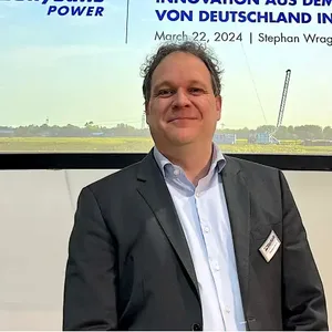 Sky-Sails-Chef Stephan Wrage mit Öko-Flugdrachen am Firmensitz in Hamburg.