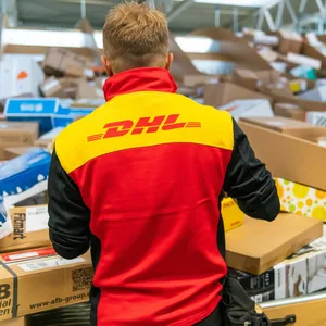 Ein DHL-Mitarbeiter an der Sortieranlage