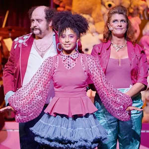 Die Eltern (Regina Stötzel und Dominik Velz) und ihr Käthchen (Farina Adisa Kaiser)