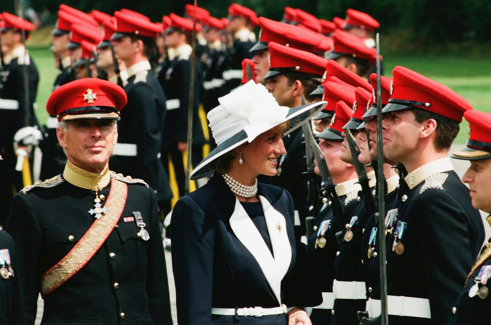 Prinzessin Diana 1995 beim Smalltalk mit britischen Soldaten