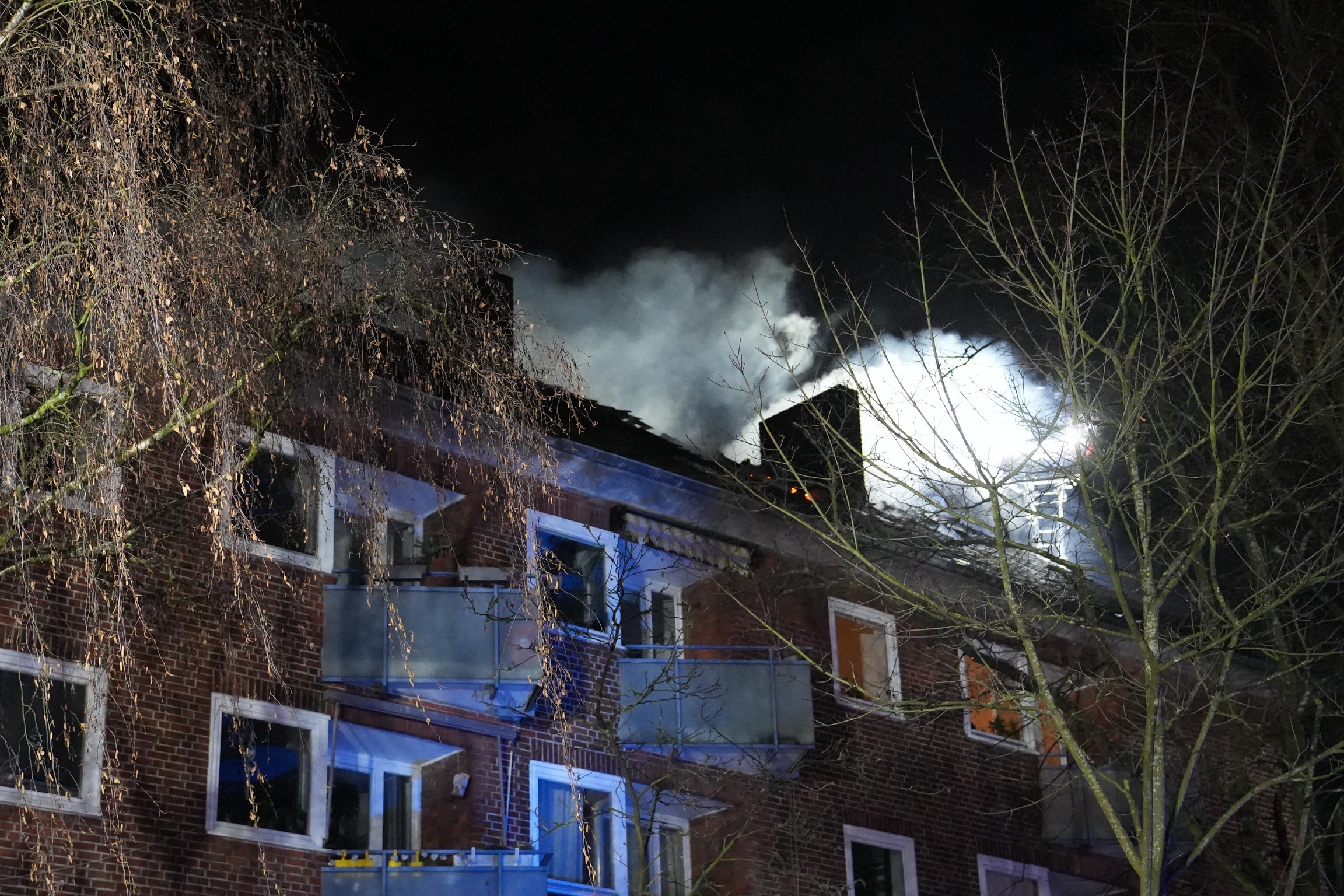 Wegen eines Dachstuhlbrandes wurde ein Mehrfamilienhaus in in Barmbek unbewohnbar.