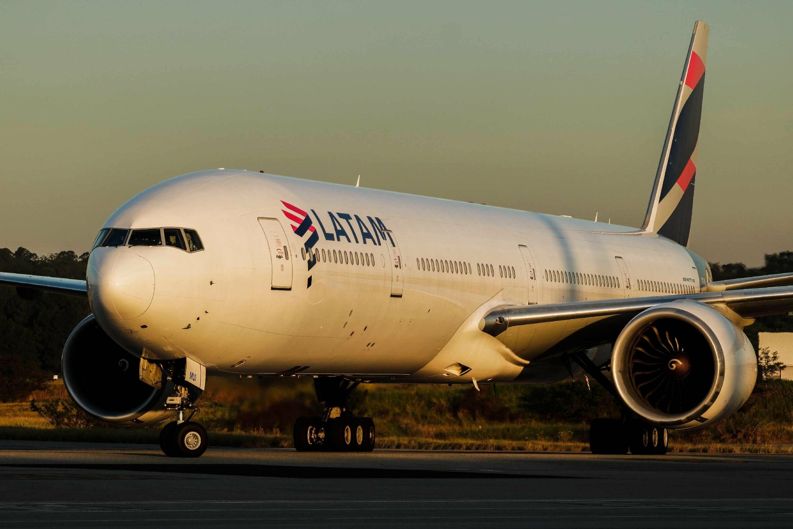 Ein Flugzeug der Fluggesellschaft Latam