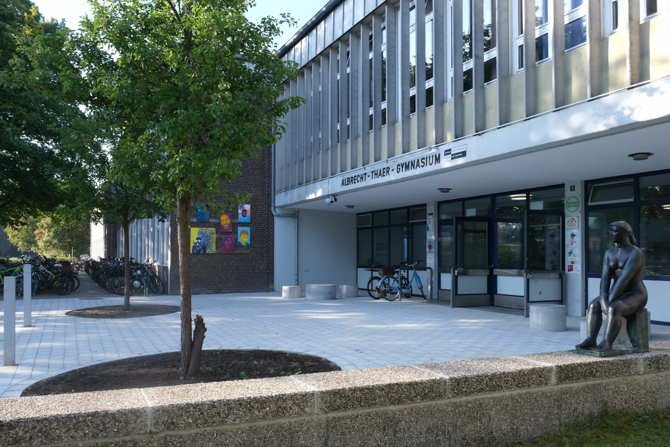 Vor dem Albrecht-Thaer-Gymnasium in Hamburg-Stellingen stand bis vor Kurzem diese Bronzeskulptur.