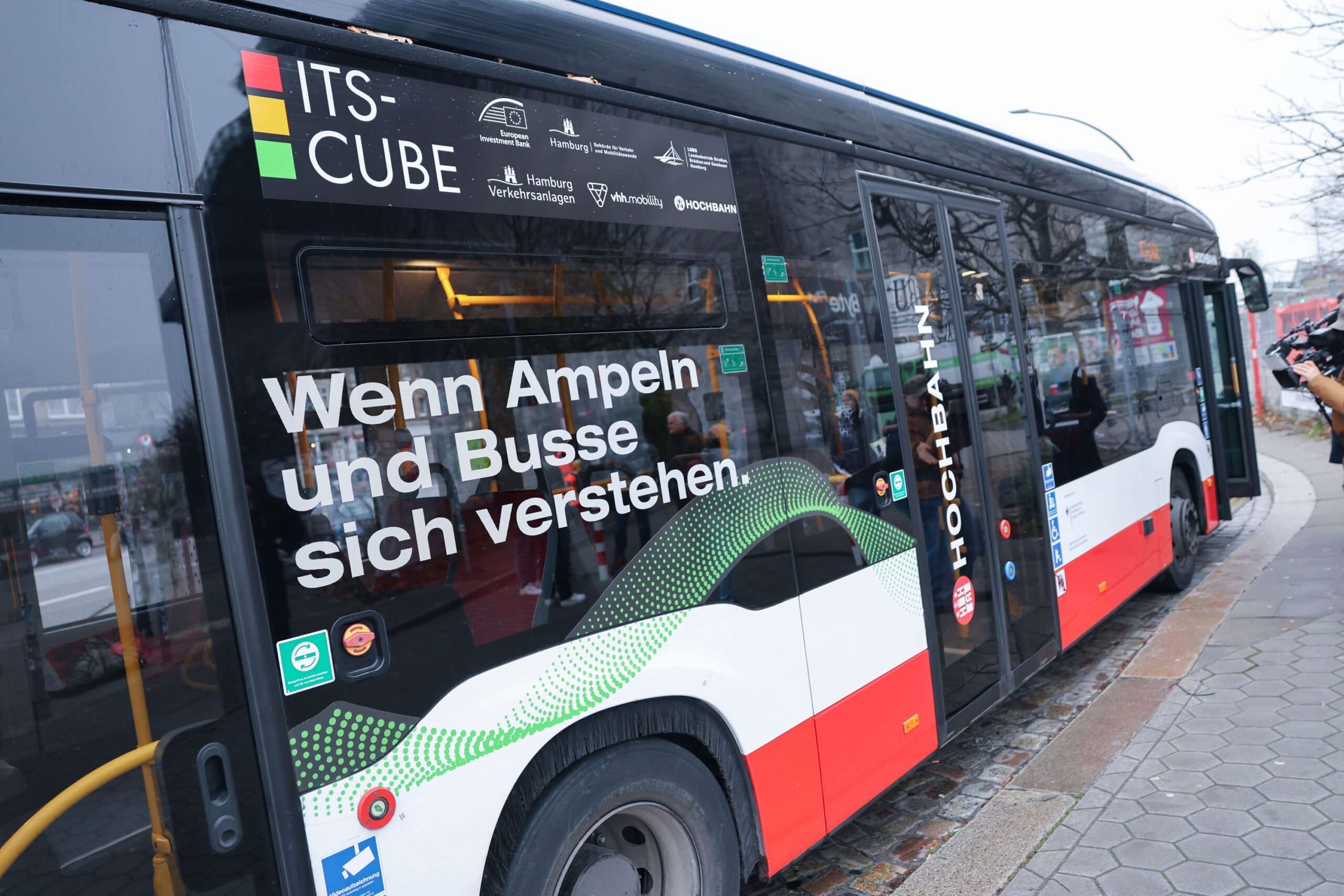 Ein Bus mit dem Schriftzug "Wenn Ampeln und Busse sich verstehen“