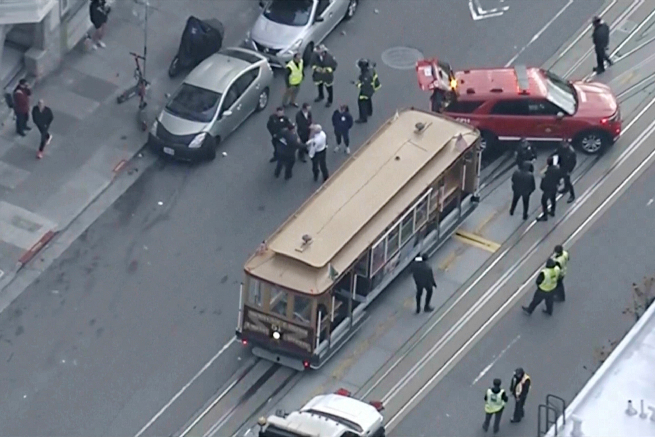 Das Bild zeigt Polizeibeamte und Rettungskräfte, die in San Francisco auf den plötzlichen Stillstand eines Cable Cars in der California Street reagieren.