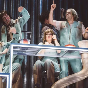 Schauspieler auf der Bühne im Schauspielhaus