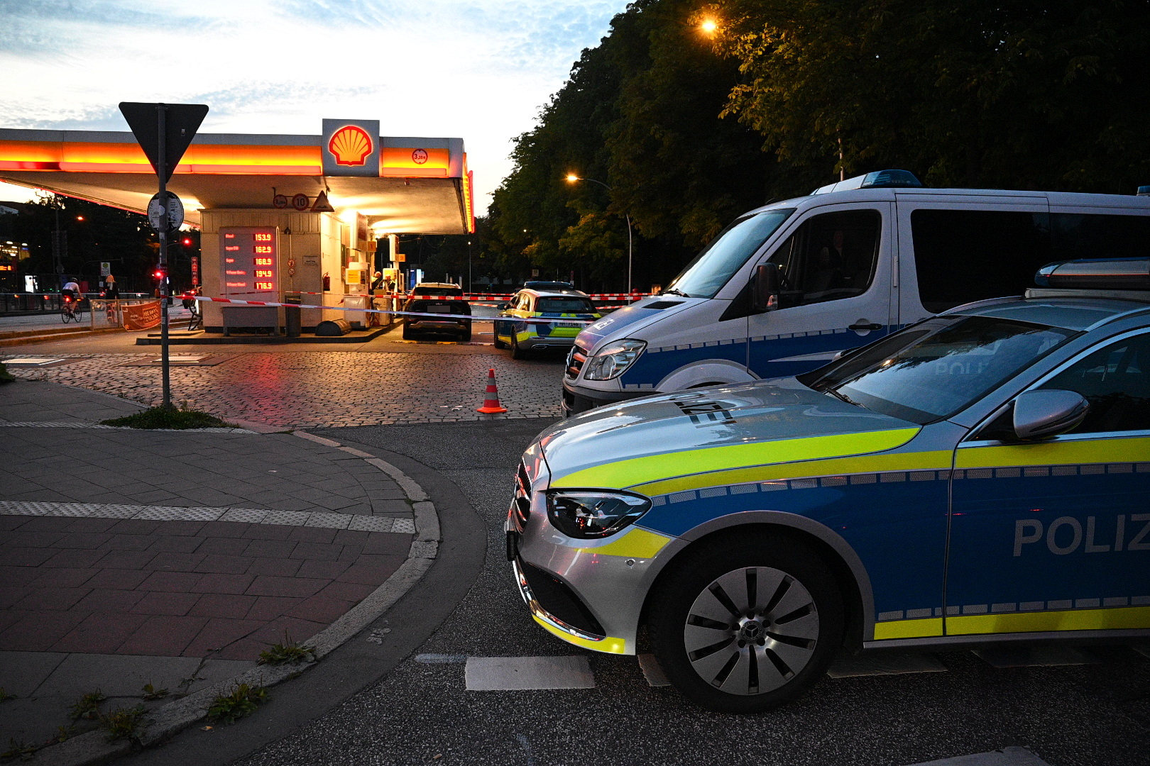 Aus einem zivilen Streifenwagen wurde am Montagabend die Dienstwaffe eines Polizisten gestohlen.