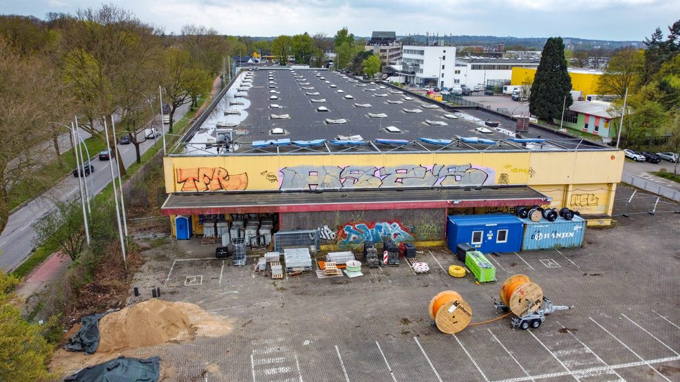 So sah die ehemalige „Max Bahr“-Filiale in Osdorf im April 2023 aus. Damals schritt der Verfall schon deutlich voran.