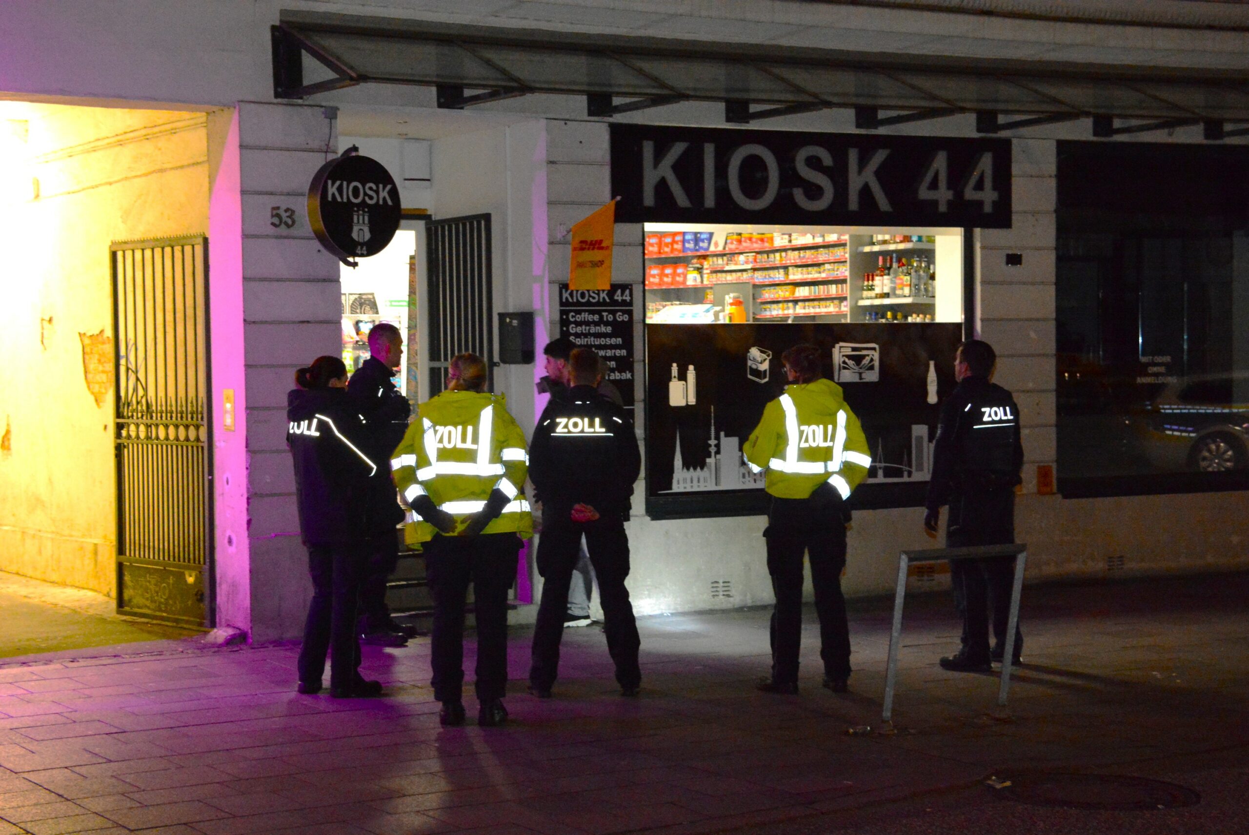 Einsatzkräfte des Zolls stehen vor einem Kiosk