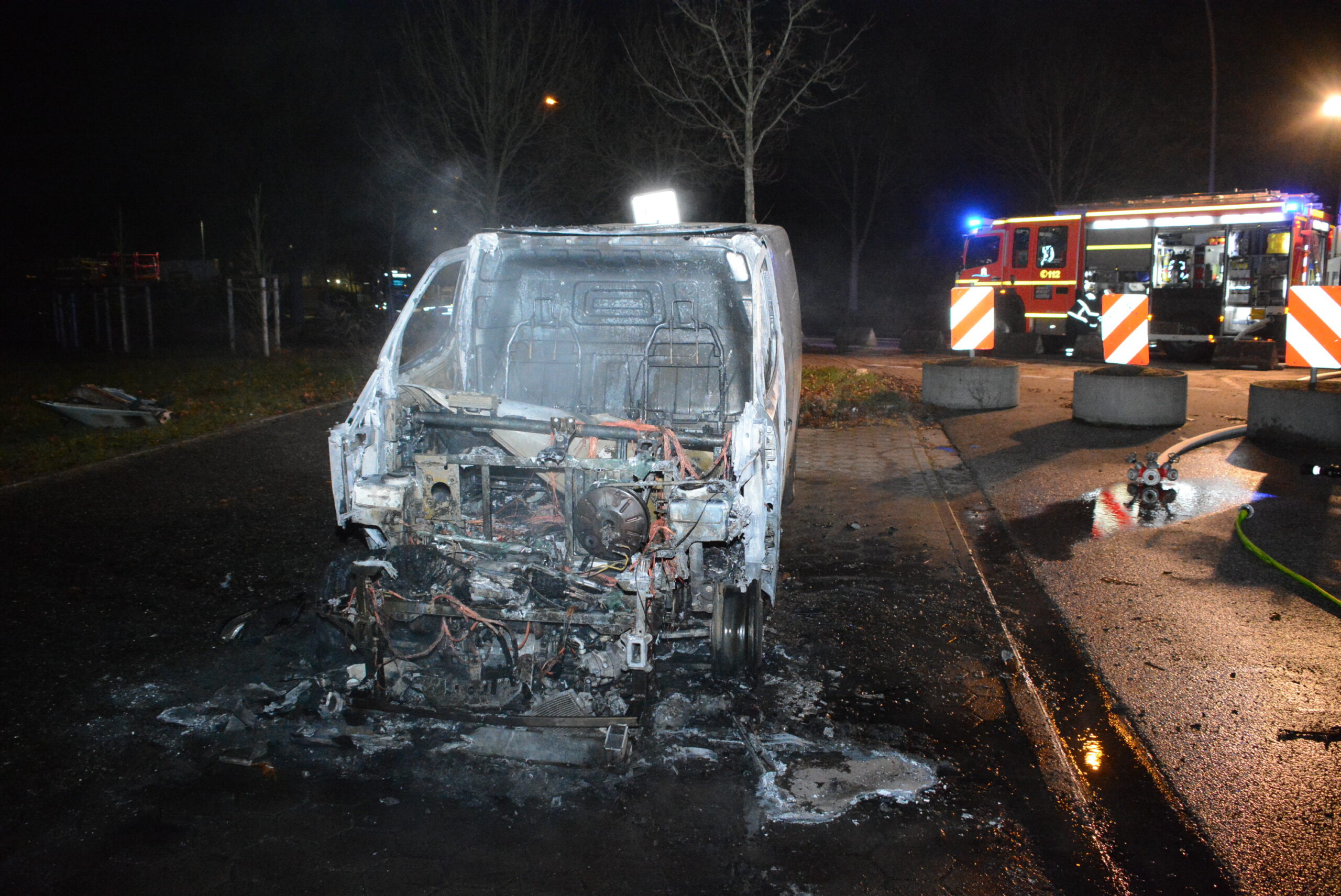 Der ausgebrannte Transporter steht vor der Flüchtlingsunterkunft in Billbrook.