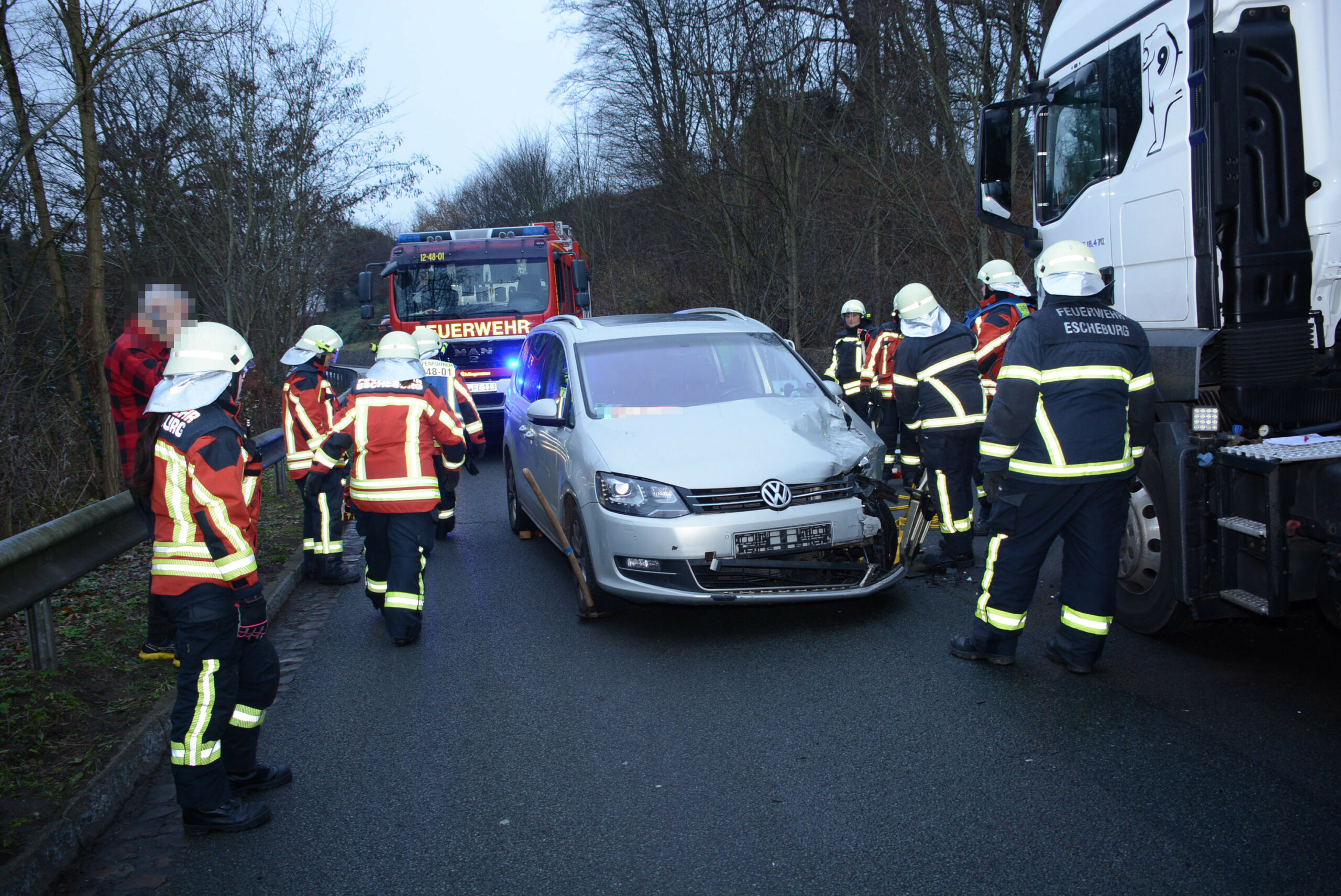 In Escheburg kracht ein VW frontal gegen einen Lkw. Möglicherweise war das Lenkradschloss eingerastet.