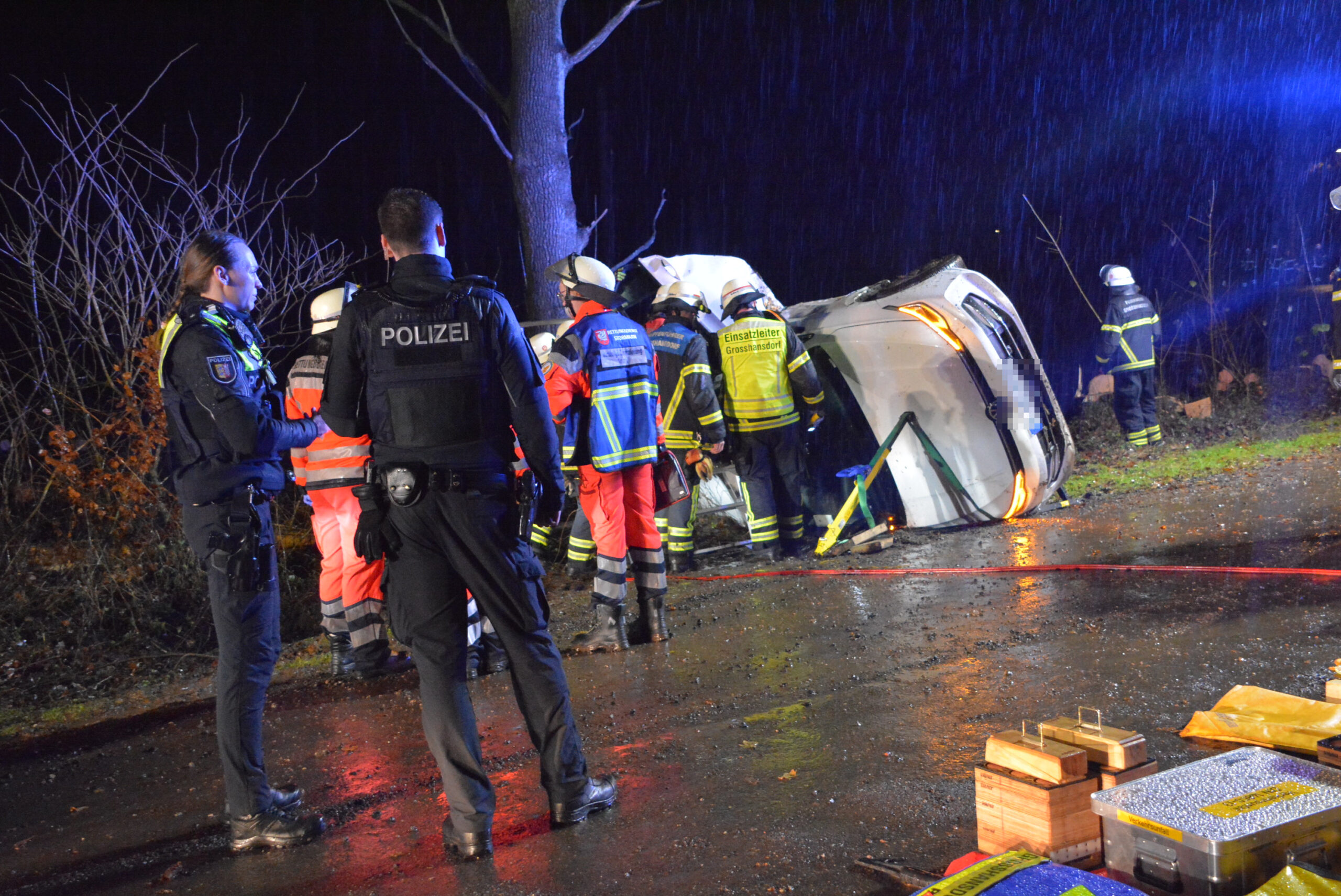 Unfall in Großhansdorf. Der Golf liegt auf der Seite im Straßengraben.