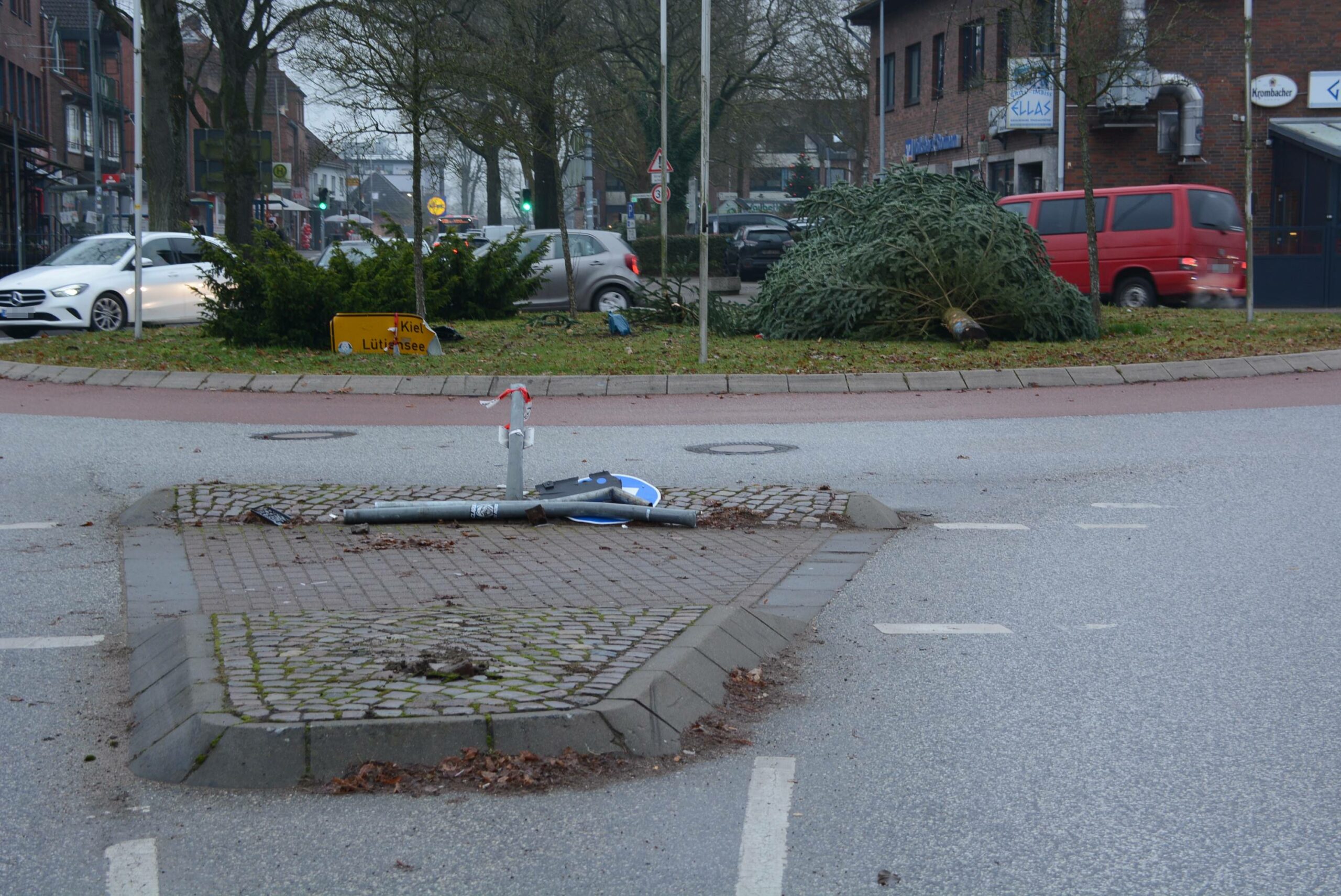 Tannenbaum liegt auf Verkehrsinsel