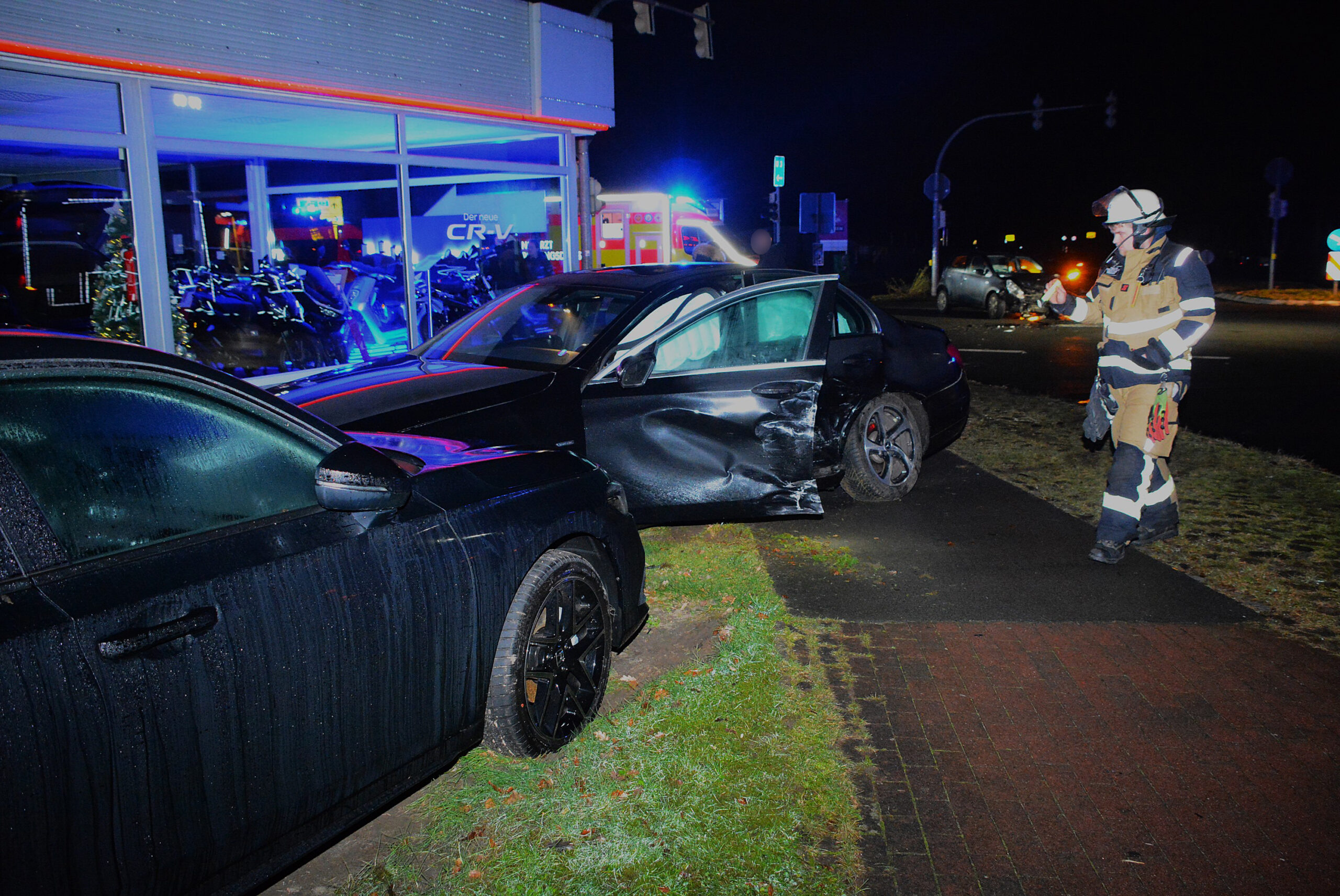 Nach der Kollision: Die beschädigten Fahrzeuge stehen vor dem Autohaus.