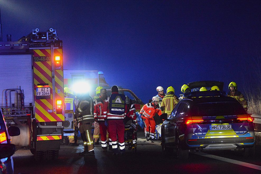 Die A25 musste nach einem Unfall mit zwei Schwerverletzten in Fahrtrichtung Hamburg zeitweise komplett gesperrt werden.
