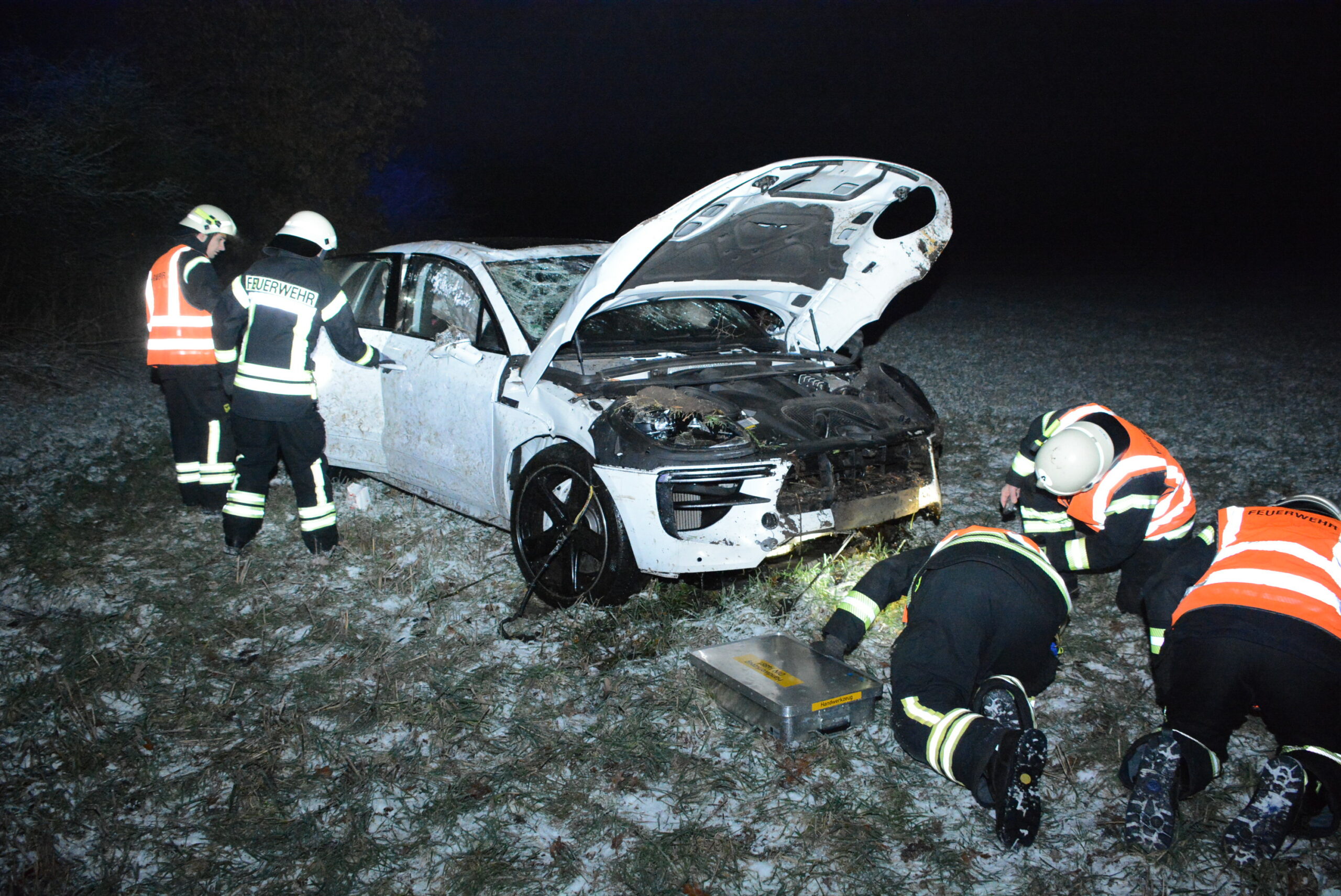 Der Porsche überschlug sich und kam schließlich in einem Feld zum Stehen.