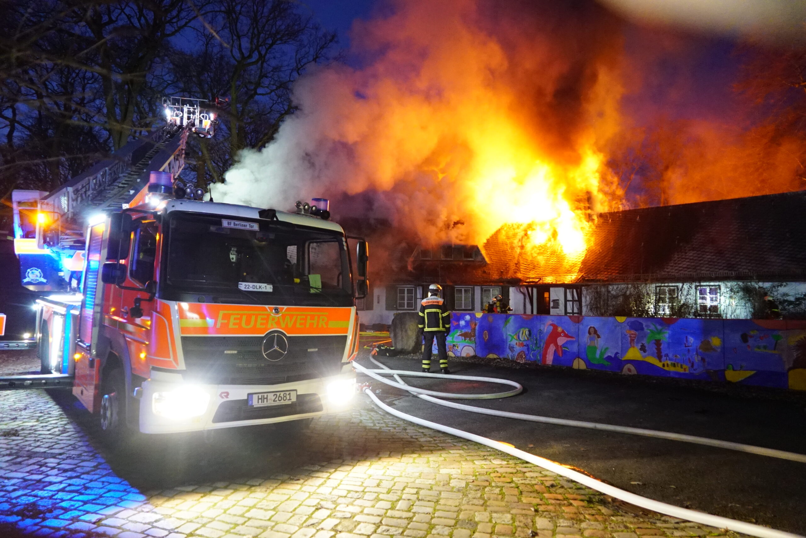 Dachstuhlbrand mit meterhohen Flammen – Großeinsatz in Hamm