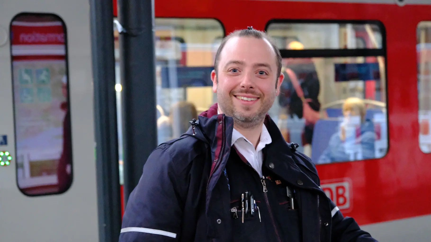 Pascal Mundt arbeitet seit 2014 bei der S-Bahn – und seine fröhliche Stimme ist inzwischen vielen Fahrgästen bekannt.