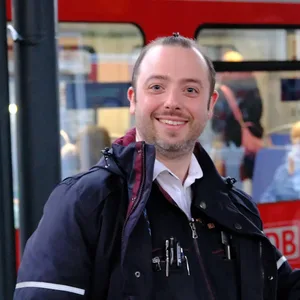 Pascal Mundt arbeitet seit 2014 bei der S-Bahn – und seine fröhliche Stimme ist inzwischen vielen Fahrgästen bekannt.