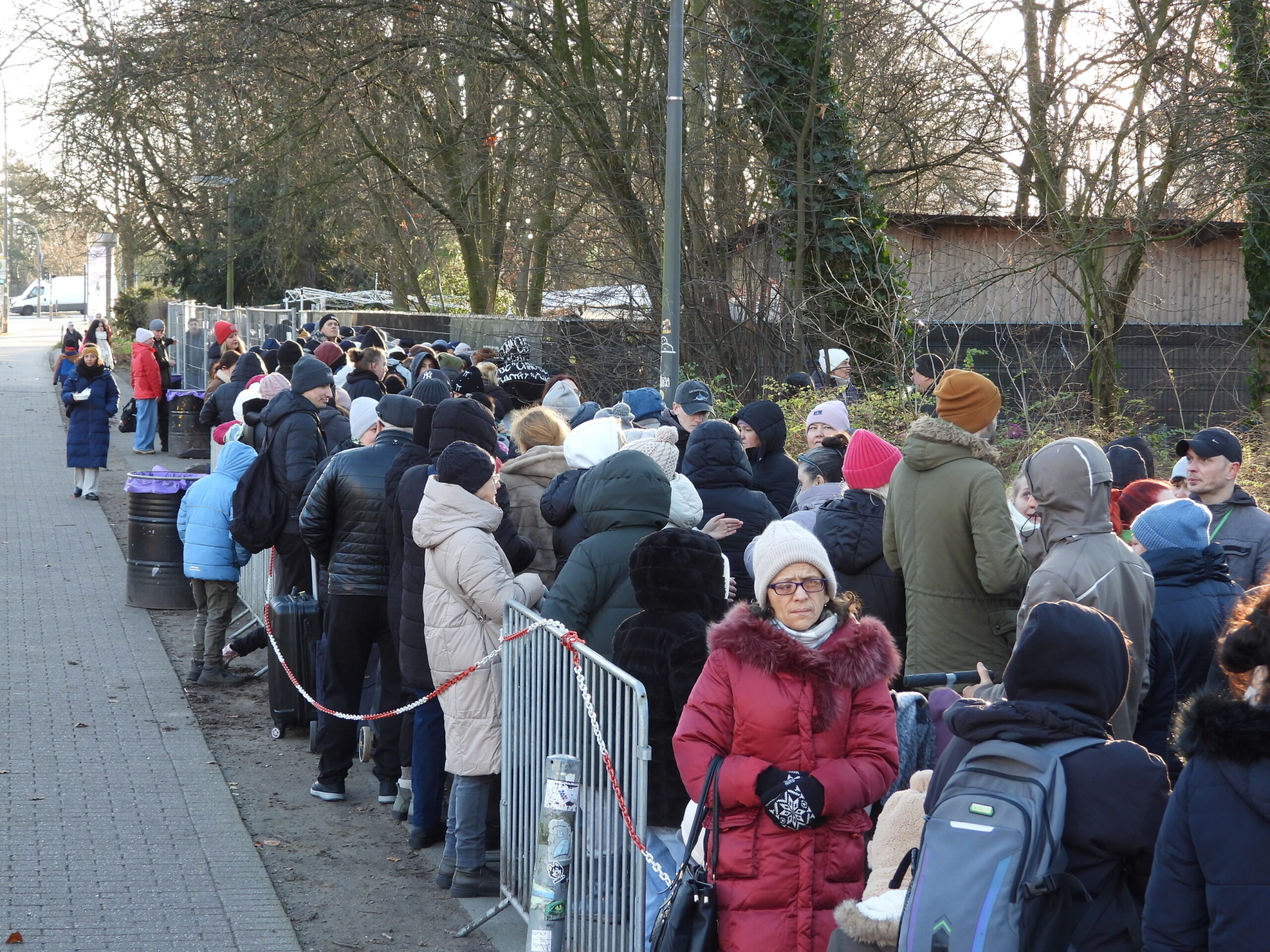 Hunderte warten an Heiligabend vor dem „Schrødingers” auf den Start der Spendenaktion „Liebe in Schleifen“.