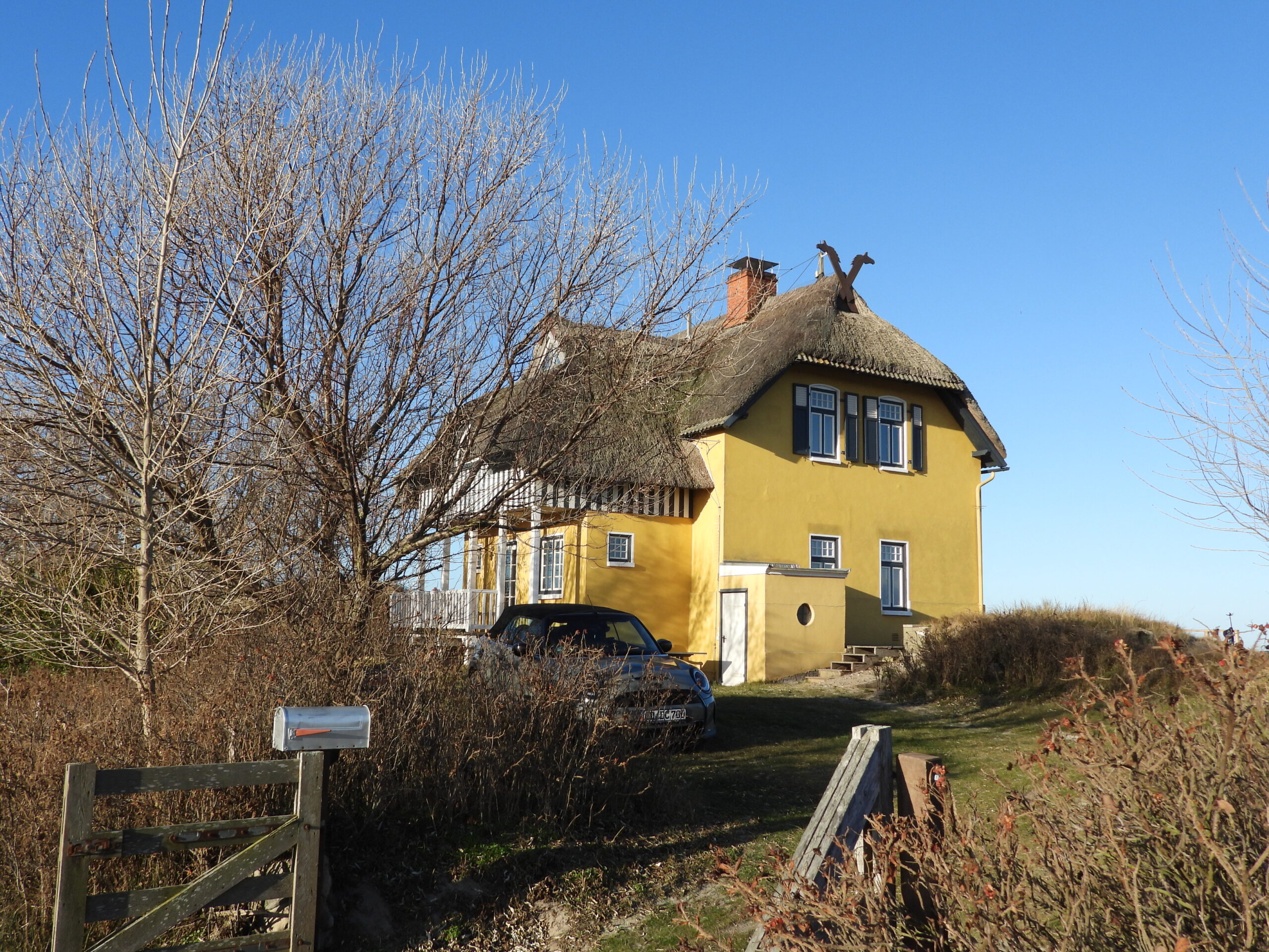 Gelbes Haus mit Reetdach