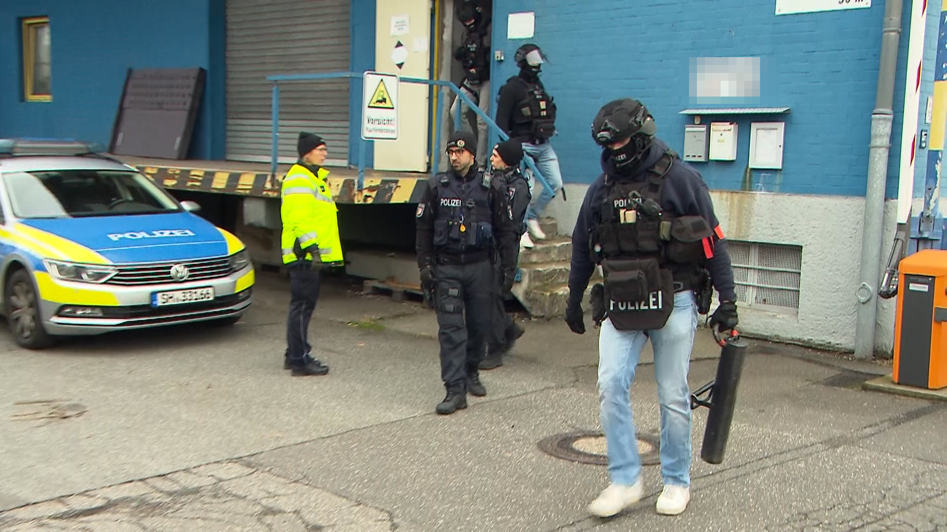 Polizisten und Beamte der BFE am Einsatzort