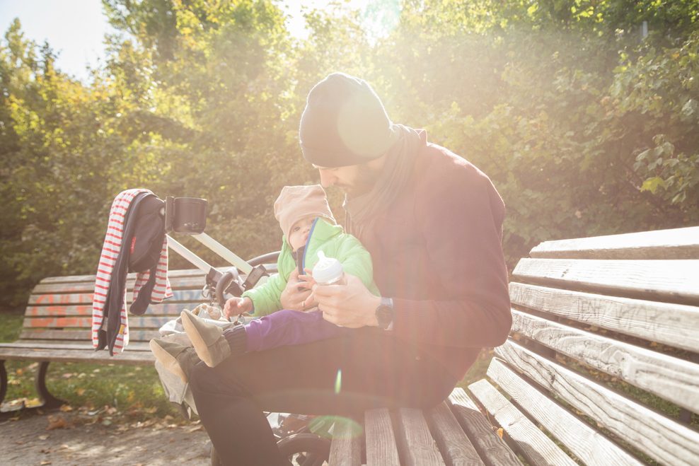 Ein Mann gibt seinem Kind die Flasche